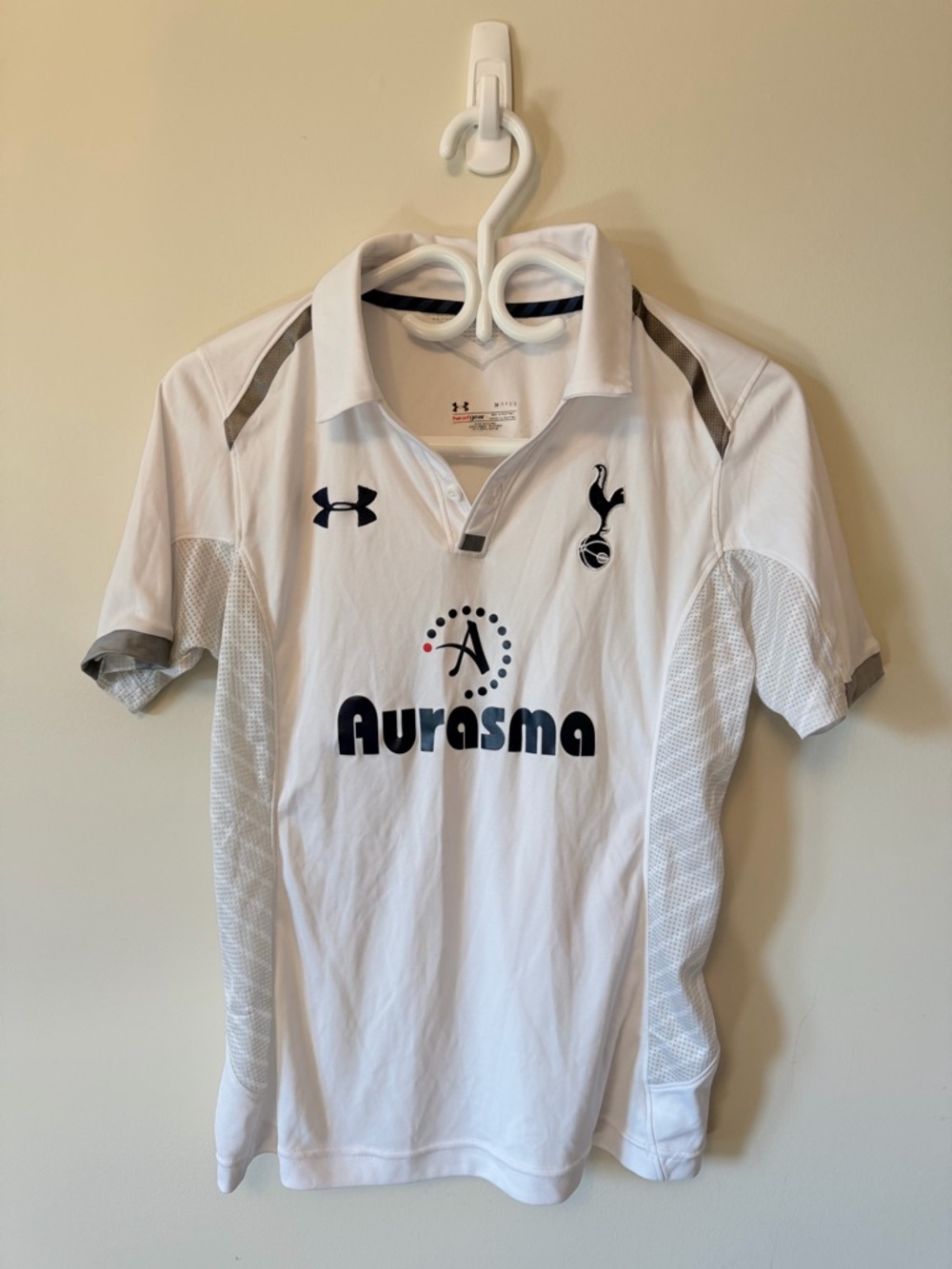 Tottenham Hotspur FC Under Armour White HeatGear Performance Top with Black Logo